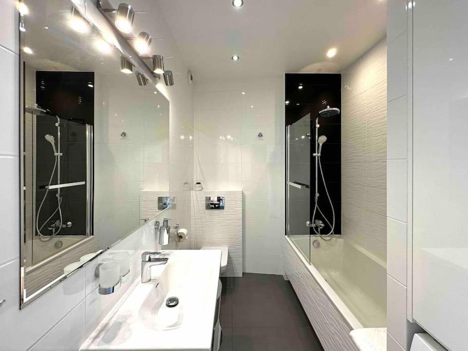 Wola Sowinskiego - Salon, Sypialnia, Balkon, Parking Apartment