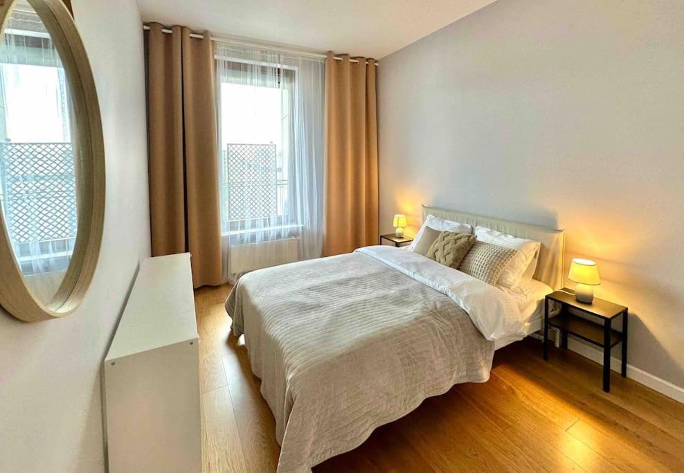 Wola Sowinskiego - Salon, Sypialnia, Balkon, Parking * Warsaw