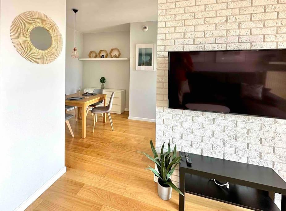 Apartment Wola Sowinskiego - Salon, Sypialnia, Balkon, Parking